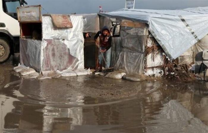 الدفاع المدني بغزة: 1542 خيمة للنازحين في القطاع غمرتها مياه الأمطار خلال يومينالأربعاء 01/يناير/2025 - 08:27 ص
قال الدفاع المدني بغزة: إن 1542 خيمة تؤوي نازحين في مخيمات النزوح ومراكز الإيواء بمناطق قطاع غزة تعرضت إلى الغمر بمياه الأمطار، التي شهدتها الأجواء الفلسطينية خلال اليومين الماضيين. وأوضح المكتب الإعلامي التابع للمديرية العامة للدفاع المدني في بيان اليوم الأربعاء أن فرق الإنقاذ رصدت مئات الخيام التي