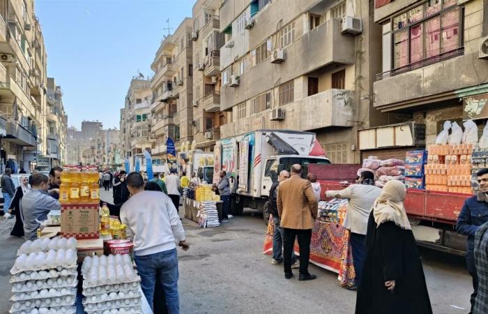 "التموين" تنظم 5 أسواق جديدة لليوم الواحد بالمحافظاتالخميس 02/يناير/2025 - 02:40 م
نظمت الشركة القابضة للصناعات الغذائية التابعة للوزارة 5 أسواق اليوم الواحد بعدد من المحافظات بالتنسيق مع المحافظين لخدمة المواطنين وتلبية احتياجاتهم