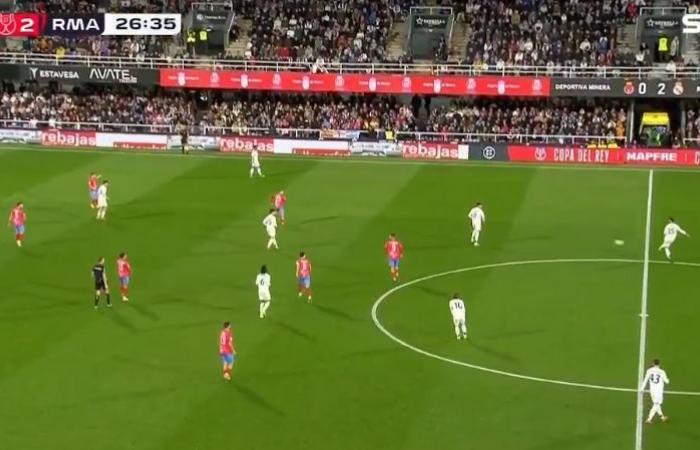 كأس ملك إسبانيا، ريال مدريد يتقدم على ديبورتيفا مينيرا 3-0 بالشوط الأولالإثنين 06/يناير/2025 - 08:54 م
أعلن الإيطالي كارلو أنشيلوتي المدير الفني لفريق ريال مدريد الاسباني تشكيل فريقه الذي يبدأ به مواجهة منافسه ديبورتيفا مينيرا