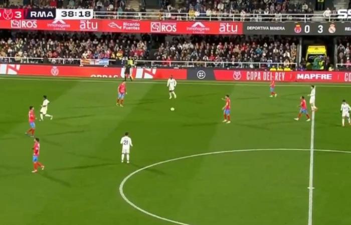 كأس ملك إسبانيا، ريال مدريد يتقدم على ديبورتيفا مينيرا 3-0 بالشوط الأولالإثنين 06/يناير/2025 - 08:54 م
أعلن الإيطالي كارلو أنشيلوتي المدير الفني لفريق ريال مدريد الاسباني تشكيل فريقه الذي يبدأ به مواجهة منافسه ديبورتيفا مينيرا