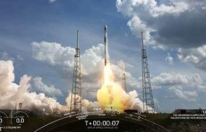 SpaceX تطلق 27 قمرًا صناعيًا من ستارلينك للإنترنت الفضائى