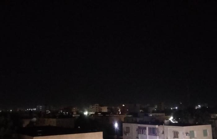 عواصف ترابية وانخفاض حاد بدرجات الحرارة في الوادي الجديدالسبت 18/يناير/2025 - 08:57 م
شهدت محافظة الوادي الجديد، مساء اليوم السبت، موجة من الطقس السيئ تمثلت في انخفاض حاد بدرجات الحرارة ورياح محملة بالأتربة اجتاحت معظم المناطق.