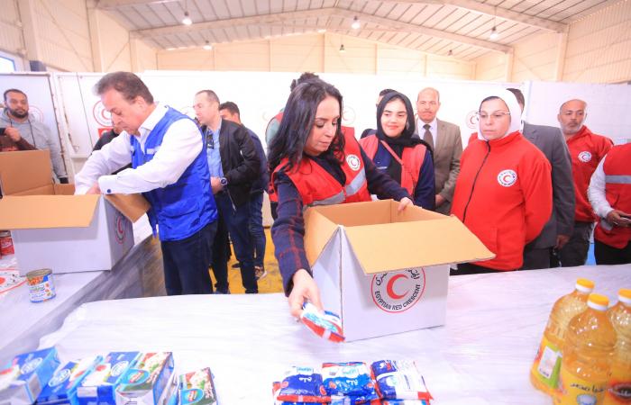 وزيرا الصحة والتضامن يتفقدان المراكز اللوجيستية للهلال الأحمر المصرى بالعريش