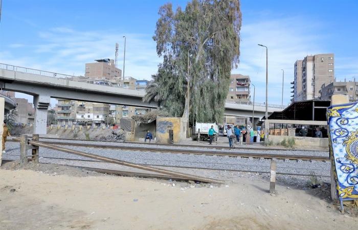 محافظ سوهاج يضع حجر الأساس لإنشاء كوبري مشاة بمنطقة الثلاث كباريالأحد 19/يناير/2025 - 05:19 م
قام اللواء دكتور عبد الفتاح سراج، محافظ سوهاج، اليوم الأحد، بوضع حجر الأساس لإنشاء كوبري مشاة أعلى السكة الحديد بمنطقة الثلاث كباري بمدينة سوهاج، في خطوة تهدف إلى الحد من الحوادث وضمان سلامة المواطنين. جاء ذلك بحضور الدكتور محمد عبد الهادي نائب محافظ سوهاج، واللواء علاء عبد الجابر سكرتير عام المحافظة،