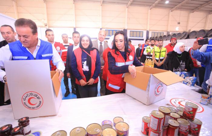 وزيرا الصحة والتضامن يتفقدان المراكز اللوجيستية للهلال الأحمر المصرى بالعريش