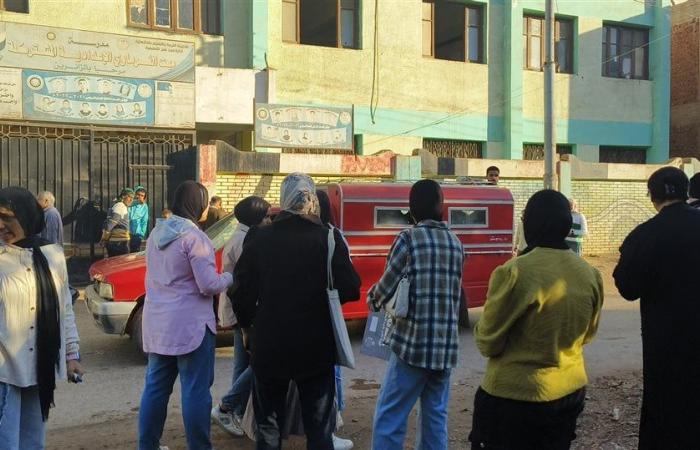 بصحبة أولياء الأمور، توافد طلاب الشهادة الإعدادية بالدقهلية لأداء امتحان الجبر والكمبيوتر (صور)الأربعاء 22/يناير/2025 - 08:15 ص
القلق مسيطر ...توافد طلاب الشهادة الاعدادية بصحبة اولياء الامور علي 590 لجنة لاداؤ امتحان الجبر والكمبيوتر في الدقهلية