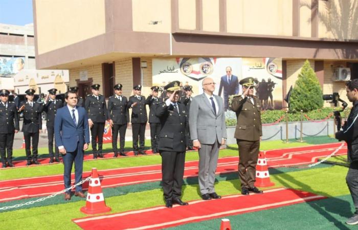 محافظ القليوبية يقدم التهنئة لمدير الأمن بمناسبة عيد الشرطة الـ73 (صور)الخميس 23/يناير/2025 - 01:55 م
وضع المهندس ايمن عطيه محافظ القليوبية اكليل الزهور على قبر الجندى المجهول بمبنى قوات الامن يرافقه اللواءعبد الفتاح القصاص