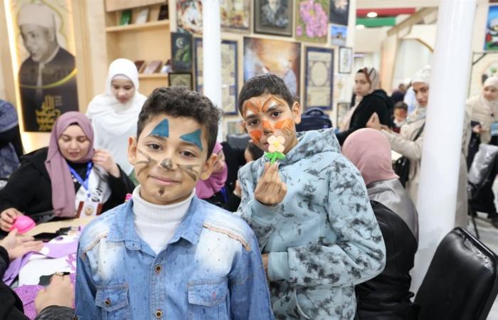 إقبال على ركن الفتوى والطفل بجناح الأزهر في معرض الكتاب (صور)الجمعة 24/يناير/2025 - 06:49 م
شهد ركن الفتوى وركن الطفل في جناح الأزهر بمعرض القاهرة الدولي للكتاب ، إقبالًا كثيفًا منذ اللحظات الأولى لافتتاح فعاليات معرض القاهرة الدولي للكتاب في دورته 56، حيث توافد الزوار من مختلف الأعمار والجنسيات على ركن الفتوى للاستفسار عن العديد من القضايا الدينية والإجابة على تساؤلاتهم وفقًا للمنهج الوسطي