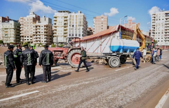 محافظ الدقهلية يوجه بإصلاح كسر خط مياه في المنصورة (صور)الجمعة 24/يناير/2025 - 01:15 م
كسر خط مياه بشارع الجيش بالمنصورة وتعليمات من محافظ الدقهلية بسرعة ألانتهاء من اعمال الاصلاح .