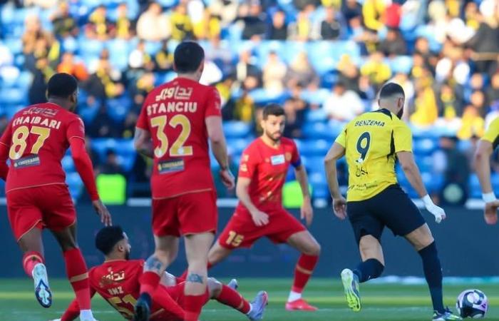 اتحاد جدة يخسر من ضمك 1/2 في الدوري السعودي(صور)الإثنين 27/يناير/2025 - 06:15 م
الدوري السعودي ، حقق فريق ضمك فوزا مثيرا علي حساب نظيره اتحاد جدة بهدفين مقابل هدف في اللقاء الذي قام بينهما على ملعب مدينة الأمير سلطان بن عبد العزيز الرياضية في المحالة، ضمن مباريات الجولة السابعة عشر من دوري روشن السعودي. وسجل هدفي فريق ضمك اللاعب جورج نكودو في الدقيقة 17 و4+90، وسجل كريم بنزيما