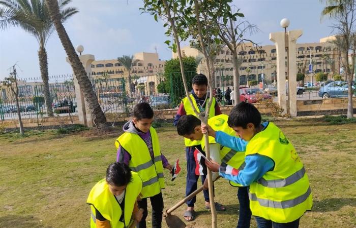 انطلاق فعاليات مبادرة معا دمياط الجديدة أحلىالأحد 26/يناير/2025 - 11:15 م
أعلن المهندس أشرف فتحى ، رئيس جهاز تنمية مدينة دمياط الجديدة، اليوم، انطلاق فعاليات مبادرة "معا..دمياط الجديدة أحلى"، بمشاركة شباب المدينة طلاب المدارس والجامعات فى أعمال التجميل والتشجير والنظافة بالمدينة، وذلك بالتعاون والتنسيق مع مجلس أمناء مدينة دمياط الجديدة برئاسة الدكتور أسامة حفيلة. أوضح رئيس