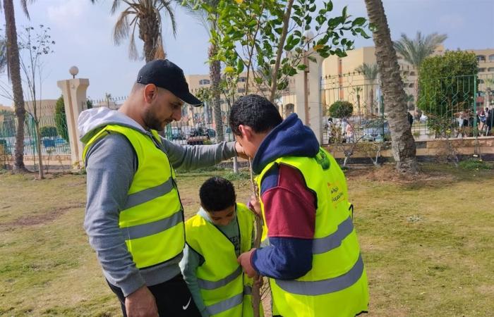 انطلاق فعاليات مبادرة معا دمياط الجديدة أحلىالأحد 26/يناير/2025 - 11:15 م
أعلن المهندس أشرف فتحى ، رئيس جهاز تنمية مدينة دمياط الجديدة، اليوم، انطلاق فعاليات مبادرة "معا..دمياط الجديدة أحلى"، بمشاركة شباب المدينة طلاب المدارس والجامعات فى أعمال التجميل والتشجير والنظافة بالمدينة، وذلك بالتعاون والتنسيق مع مجلس أمناء مدينة دمياط الجديدة برئاسة الدكتور أسامة حفيلة. أوضح رئيس