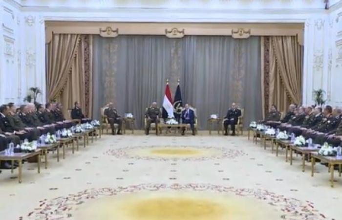 وزير الداخلية يستقبل وزير الدفاع ورئيس الأركان للتهنئة بعيد الشرطةالخميس 30/يناير/2025 - 06:36 م
استقبل اللواء محمود توفيق وزير الداخلية، بمقر وزارة الداخلية الفريق أول عبدالمجيد صقر القائد العام للقوات المسلحة وزير الدفاع والانتاج الحربي، والفريق أحمد خليفة "رئيس أركان حرب القوات المسلحة" ووفدًا من كبار قادة القوات المسلحة لتقديم التهنئة له وهيئة الشرطة بمناسبة الأحتفال بالذكرى الثالثة والسبعين