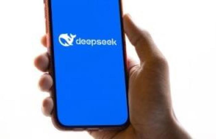 ما هو DeepSeek R1 AI ولماذا يتحدث عنه الجميع؟