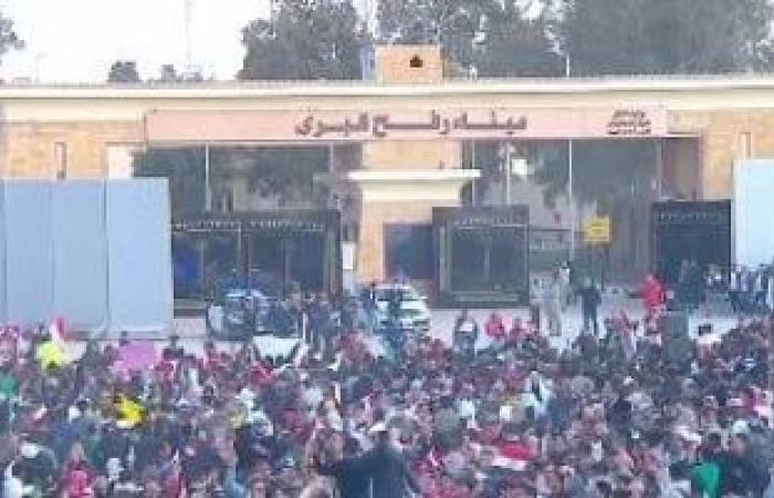 الإعلام العبرى يبرز مشاهد الحشود الشعبية فى رفح لرفض تهجير الفلسطينيين