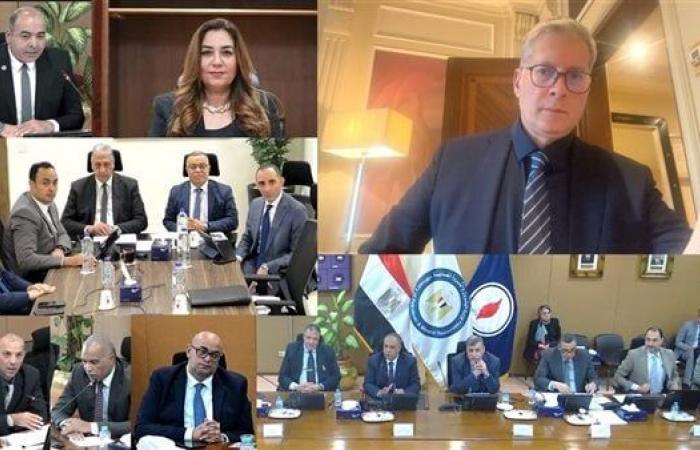 وزير البترول يعتمد الجمعيات العامة لشركات القاهرة والعامرية والإسكندرية لتكرير البترولالجمعة 31/يناير/2025 - 12:02 م
أكد المهندس كريم بدوى وزير البترول والثروة المعدنية أن كفاءة إستهلاك الطاقة تعد عنصراً هاماً من عناصر استراتيجية عمل قطاع البترول ولها تأثير كبير فى تقليل الفاتورة الإستيرادية وتحقيق وفر كبير يعود بالنفع على الدولة والمواطن