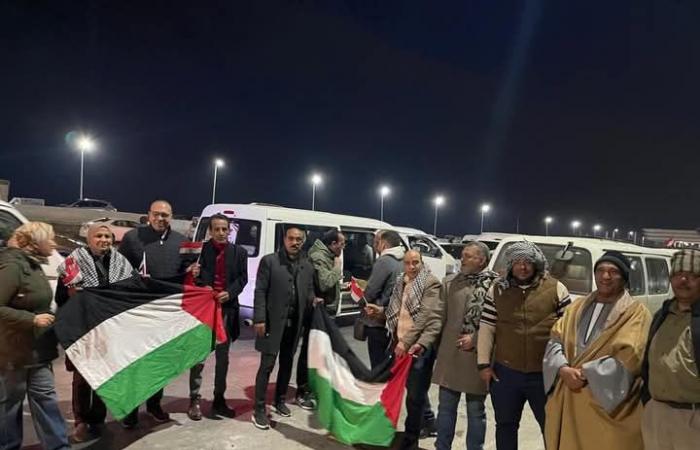 مئات من أبناء الفيوم يتوجهون إلى معبر رفح رفضًا لتهجير الفلسطينيين (صور)الجمعة 31/يناير/2025 - 10:28 ص
أكد الرئيس السيسي، أن هذا موقف أمة ولا يتعلق بوجوده أو رحيله عن منصبه، وحذر من أن مخططات تهجير الفلسطينيين، يهدد الأمن القومي المصري