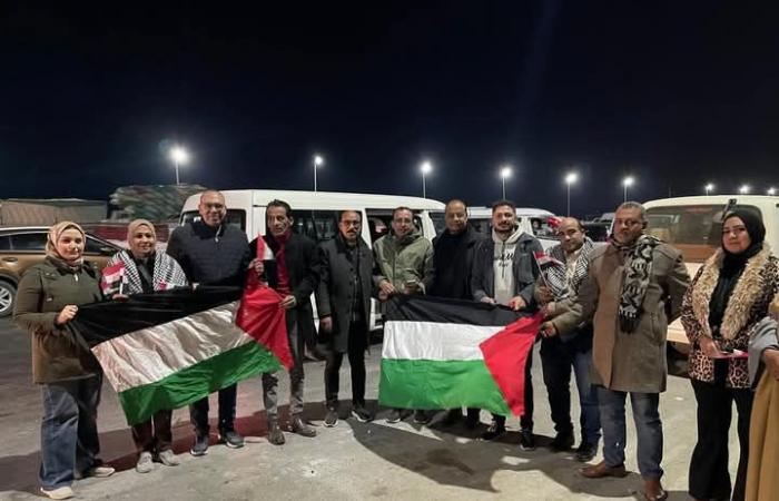 مئات من أبناء الفيوم يتوجهون إلى معبر رفح رفضًا لتهجير الفلسطينيين (صور)الجمعة 31/يناير/2025 - 10:28 ص
أكد الرئيس السيسي، أن هذا موقف أمة ولا يتعلق بوجوده أو رحيله عن منصبه، وحذر من أن مخططات تهجير الفلسطينيين، يهدد الأمن القومي المصري