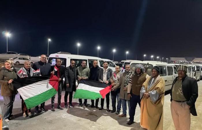 مئات من أبناء الفيوم يتوجهون إلى معبر رفح رفضًا لتهجير الفلسطينيين (صور)الجمعة 31/يناير/2025 - 10:28 ص
أكد الرئيس السيسي، أن هذا موقف أمة ولا يتعلق بوجوده أو رحيله عن منصبه، وحذر من أن مخططات تهجير الفلسطينيين، يهدد الأمن القومي المصري