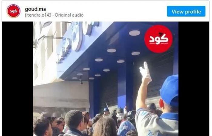 الناس طوابير لمدة 3 أيام، محل حلويات مصري في المغرب يثير ضجة والسلطات تتدخل (فيديو)الجمعة 31/يناير/2025 - 08:58 ص
أثار محل حلويات مصري في المغرب ضجة كبيرة بسبب التزاحم الشديد من المغاربة، حيث امتدت طوابير طويلة أمام محال الحلويات في مدينة الدار البيضاء. محل بلبن المصري واصطف العشرات أمام محل بلبن المصري المتخصص في بيع منتجات الزبادي والحلويات، ما عرقل حركة السير، ودفع الشرطة للتدخل. وتسبب افتتاح فرع جديد