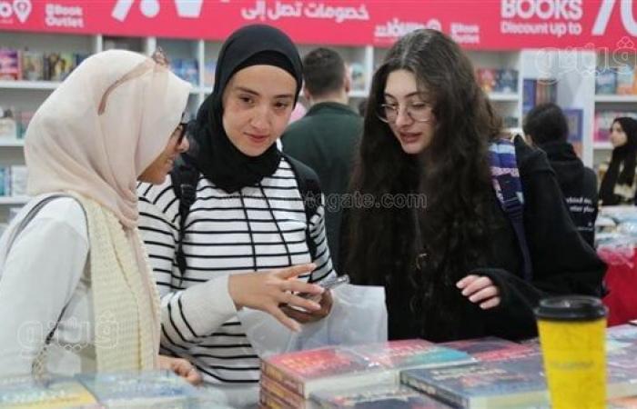 12 صورة ترصد جمهور «القاهرة للكتاب» في آخر جمعة بالمعرضالجمعة 31/يناير/2025 - 03:32 م
يشهد معرض القاهرة الدولي للكتاب في دورته السادسة والخمسين، اليوم الجمعة، إقبالا جماهيريا كبيرا وذلك بمقر المعرض في مركز مصر للمعارض الدولية بالتجمع الخامس، في آخر جمعة بدورة 2025...