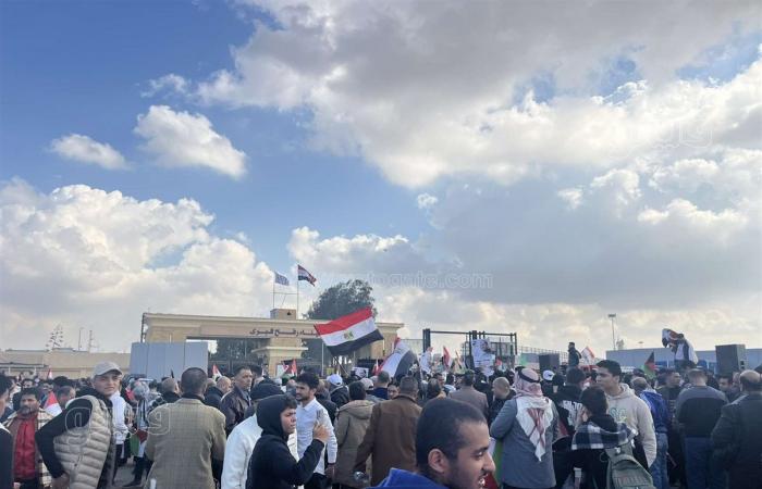 "لا لا للتهجير"، هتافات المواطنين أمام معبر رفح رفضًا لتصريحات الرئيس الأمريكي (فيديو وصور)الجمعة 31/يناير/2025 - 11:28 ص
تزايدت أعداد المواطنين القادمين من مختلف المحافظات صباح اليوم الجمعة، على معبر رفح بمحافظة شمال سيناء، للتظاهر رفضا لمحاولات تهجير أهالي غزة الفلسطينية إلى سيناء. ورفع المواطنون الأعلام المصرية والفلسطينية، مرددين هتافات لدعم القضية الفلسطينية ضد العدوان الاسرائيلي، مثل: تحيا مصر، ولالا للتهجير .