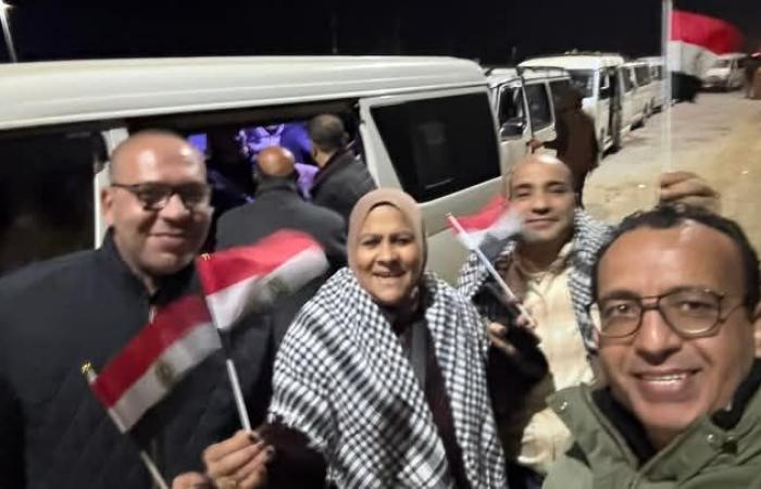 مئات من أبناء الفيوم يتوجهون إلى معبر رفح رفضًا لتهجير الفلسطينيين (صور)الجمعة 31/يناير/2025 - 10:28 ص
أكد الرئيس السيسي، أن هذا موقف أمة ولا يتعلق بوجوده أو رحيله عن منصبه، وحذر من أن مخططات تهجير الفلسطينيين، يهدد الأمن القومي المصري