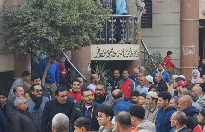 مصطفى شعبان فى جنازة شقيقه الأصغر بمسقط رأسه فى المنوفية.. صور