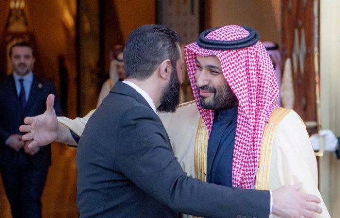 تفاعل كبير على مواقع التواصل مع صورة عناق بن سلمان وأحمد الشرعالإثنين 03/فبراير/2025 - 04:37 م
تفاعل رواد مواقع التواصل الاجتماعي بشكل كبير مع مشاهد عناق ولي العهد السعودي محمد بن سلمان والرئيس السوري أحمد الشرع خلال زيارة الأخير إلى المملكة أمس الأحد.