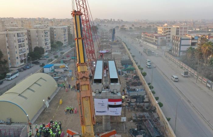 بدء تركيب الكمرات الخرسانية بمشروع مترو الإسكندرية.. صور