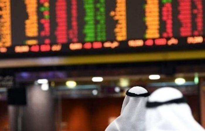 البورصات الخليجية تنخفض بضغط فرض الرسوم الجمركية الأمريكية على عدد من الدولالإثنين 03/فبراير/2025 - 10:45 م
قالت حنان رمسيس خبيرة أسواق المال، أنه بسبب انخفاض العقود الآجلة للأسهم الأمريكية بسبب المخاوف من الرسوم الجمركية والتى سيفرضها دونالد ترامب، فقد تفاعلت الأسواق الخليجية بنفس الوتيرة، وانخفضت في تعاملات جلسة اليوم، حيث مالت المؤشرات الخليجية للتواجد في المنطقة الحمراء. ففي المملكة العربية السعودية