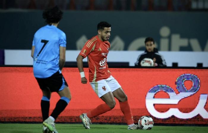 نجم الأهلي يغيب عن مباراة الزمالك في الدوريالثلاثاء 11/فبراير/2025 - 08:55 م
تأكد غياب مصطفى العش، لاعب الفريق الأول لكرة القدم بالنادي الأهليـ عن مواجهة الزمالك وذلك بعد تلقيه البطاقة الحمراء مباشرة خلال مواجهة الفريق أمام غزل المحلة في المباراة المقامة الآن على ستاد السلام في الدوري الممتاز. تعرض مصطفى العش لاعب الأهلي للطرد بالدقيقة 75 أمام غزل المحلة. [[system-code:ad:autoads]]