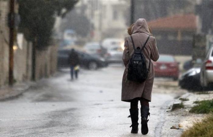 برودة ونشاط للرياح على أغلب الأنحاء، تفاصيل حالة الطقس غدا الأربعاءالثلاثاء 11/فبراير/2025 - 03:29 م
أعلنت، هيئة الأرصاد الجوية ، حالة الطقس غدا الأربعاء، حيث يسود طقس مائل للبرودة نهارا على القاهرة الكبرى والوجه البحري والسواحل الشمالية معتدل على شمال الصعيد مائل للدفء على جنوب سيناء وجنوب الصعيد شديد البرودة ليلًا وفي الصباح الباكر على أغلب الأنحاء. درجات الحرارة