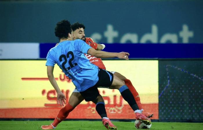 نجم الأهلي يغيب عن مباراة الزمالك في الدوريالثلاثاء 11/فبراير/2025 - 08:55 م
تأكد غياب مصطفى العش، لاعب الفريق الأول لكرة القدم بالنادي الأهليـ عن مواجهة الزمالك وذلك بعد تلقيه البطاقة الحمراء مباشرة خلال مواجهة الفريق أمام غزل المحلة في المباراة المقامة الآن على ستاد السلام في الدوري الممتاز. تعرض مصطفى العش لاعب الأهلي للطرد بالدقيقة 75 أمام غزل المحلة. [[system-code:ad:autoads]]