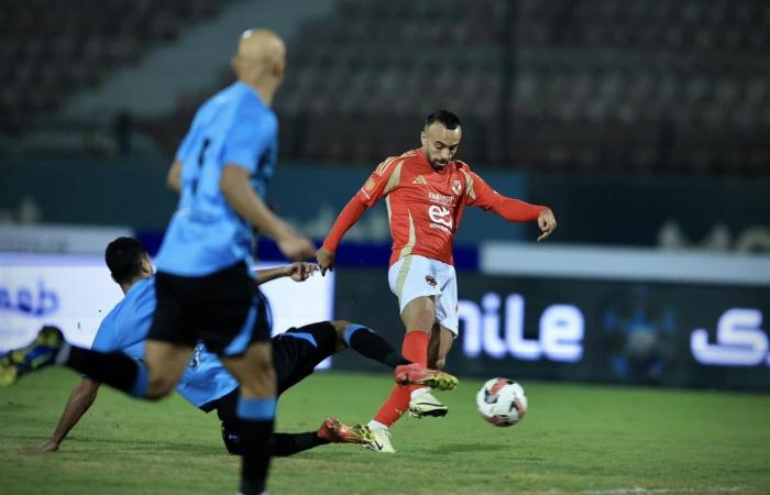 نجم الأهلي يغيب عن مباراة الزمالك في الدوريالثلاثاء 11/فبراير/2025 - 08:55 م
تأكد غياب مصطفى العش، لاعب الفريق الأول لكرة القدم بالنادي الأهليـ عن مواجهة الزمالك وذلك بعد تلقيه البطاقة الحمراء مباشرة خلال مواجهة الفريق أمام غزل المحلة في المباراة المقامة الآن على ستاد السلام في الدوري الممتاز. تعرض مصطفى العش لاعب الأهلي للطرد بالدقيقة 75 أمام غزل المحلة. [[system-code:ad:autoads]]