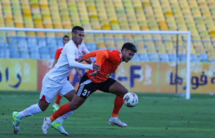 الدوري المصري، الزمالك يتقدم على فاركو بهدف في الشوط الأول (صور)الثلاثاء 11/فبراير/2025 - 04:54 م
الدوري المصري، تقدم نادي الزمالك على فاركو بهدف دون رد في الشوط الأول من مباراة الفريقين بالجولة 13 للدوري المصري الممتاز على ملعب برج العرب بالإسكندرية. وتقدم نادي الزمالك بالهدف الأول في شباك فاركو عن طريق أحمد جمال مدافع الأخير بالخطأ في مرماه بالدقيقة 40. وجاء تشكيل الزمالك كالتالي: حراسة المرمى: