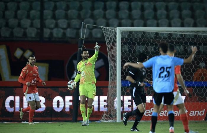 نجم الأهلي يغيب عن مباراة الزمالك في الدوريالثلاثاء 11/فبراير/2025 - 08:55 م
تأكد غياب مصطفى العش، لاعب الفريق الأول لكرة القدم بالنادي الأهليـ عن مواجهة الزمالك وذلك بعد تلقيه البطاقة الحمراء مباشرة خلال مواجهة الفريق أمام غزل المحلة في المباراة المقامة الآن على ستاد السلام في الدوري الممتاز. تعرض مصطفى العش لاعب الأهلي للطرد بالدقيقة 75 أمام غزل المحلة. [[system-code:ad:autoads]]