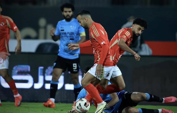 نجم الأهلي يغيب عن مباراة الزمالك في الدوريالثلاثاء 11/فبراير/2025 - 08:55 م
تأكد غياب مصطفى العش، لاعب الفريق الأول لكرة القدم بالنادي الأهليـ عن مواجهة الزمالك وذلك بعد تلقيه البطاقة الحمراء مباشرة خلال مواجهة الفريق أمام غزل المحلة في المباراة المقامة الآن على ستاد السلام في الدوري الممتاز. تعرض مصطفى العش لاعب الأهلي للطرد بالدقيقة 75 أمام غزل المحلة. [[system-code:ad:autoads]]