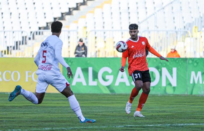 الدوري المصري، الزمالك يتقدم على فاركو بهدف في الشوط الأول (صور)الثلاثاء 11/فبراير/2025 - 04:54 م
الدوري المصري، تقدم نادي الزمالك على فاركو بهدف دون رد في الشوط الأول من مباراة الفريقين بالجولة 13 للدوري المصري الممتاز على ملعب برج العرب بالإسكندرية. وتقدم نادي الزمالك بالهدف الأول في شباك فاركو عن طريق أحمد جمال مدافع الأخير بالخطأ في مرماه بالدقيقة 40. وجاء تشكيل الزمالك كالتالي: حراسة المرمى: