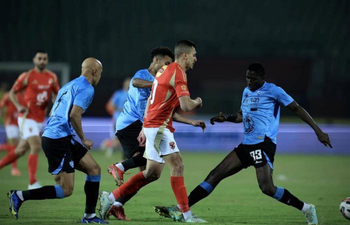 نجم الأهلي يغيب عن مباراة الزمالك في الدوريالثلاثاء 11/فبراير/2025 - 08:55 م
تأكد غياب مصطفى العش، لاعب الفريق الأول لكرة القدم بالنادي الأهليـ عن مواجهة الزمالك وذلك بعد تلقيه البطاقة الحمراء مباشرة خلال مواجهة الفريق أمام غزل المحلة في المباراة المقامة الآن على ستاد السلام في الدوري الممتاز. تعرض مصطفى العش لاعب الأهلي للطرد بالدقيقة 75 أمام غزل المحلة. [[system-code:ad:autoads]]