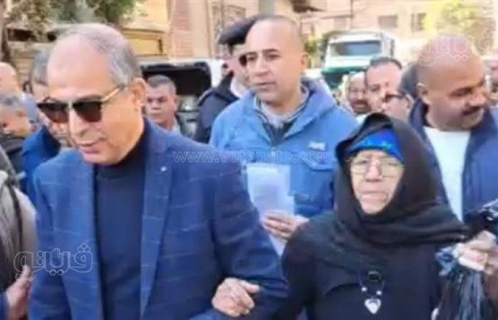 مدفعلهاش إيجار من 45 عامًا، محافظ المنيا يساعد مسنّة استنجدت به في ملويالأربعاء 12/فبراير/2025 - 01:58 م
استجاب اللواء عماد كدواني، محافظ المنيا، لاستغاثة سيدة مسنّة خلال جولته التفقدية في مركز ملوي جنوب المحافظة، حيث اشتكت من عدم