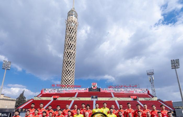 شاهد.. لاعبو الأهلى يلتقطون صورة تذكارية مع كأس العالم للأندية