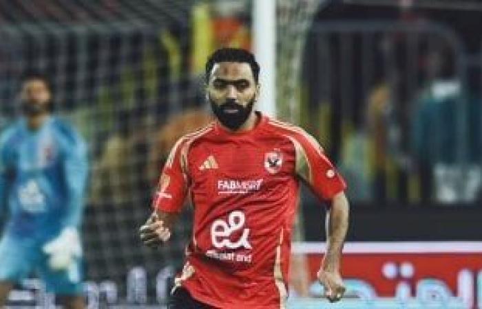 شاهد كيف داعب حسين الشحات كأس العالم للأندية داخل ملعب التتش؟