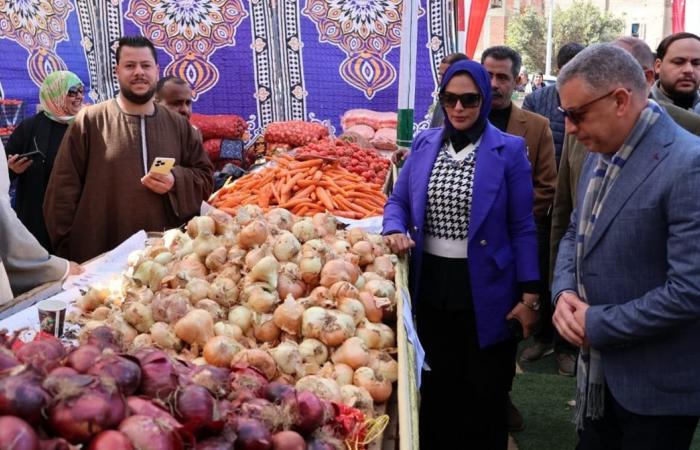 محافظ الإسماعيلية يفتتح النسخة الخامسة من سوق اليوم الواحد بأبوعطوة (صور)الأربعاء 12/فبراير/2025 - 02:23 م
في إطار الجهود التي تقوم بها محافظة الإسماعيلية في تعميم فكرة سوق اليوم الواحد والذى يعد من أهم جهود الحكومة للعمل على