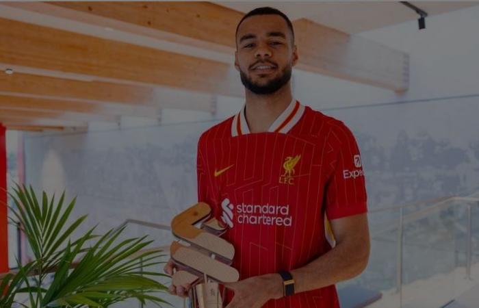 لقد سرقت جائزتك، لاعب ليفربول يفاجئ محمد صلاح بعد فوزه بجائزة لاعب الشهر (فيديو)الأربعاء 12/فبراير/2025 - 02:09 ص
مازح الهولندي كودي جاكبو، مهاجم ليفربول، زميله الدولي المصري محمد صلاح ، بعدما حصد جائزة لاعب شهر يناير مع الريدز . ونشر الحساب الرسمي لليفربول مقطع فيديو يجمع لاعبي ليفربول وهم يتقدمون بالتهنئة لجاكبو، وبالأخص محمد صلاح الذي كان في استقباله. وقال صلاح عند رؤية جاكبو: أفضل لاعب في شهر يناير ، ليرد