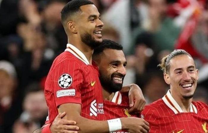 لقد سرقت جائزتك، لاعب ليفربول يفاجئ محمد صلاح بعد فوزه بجائزة لاعب الشهر (فيديو)الأربعاء 12/فبراير/2025 - 02:09 ص
مازح الهولندي كودي جاكبو، مهاجم ليفربول، زميله الدولي المصري محمد صلاح ، بعدما حصد جائزة لاعب شهر يناير مع الريدز . ونشر الحساب الرسمي لليفربول مقطع فيديو يجمع لاعبي ليفربول وهم يتقدمون بالتهنئة لجاكبو، وبالأخص محمد صلاح الذي كان في استقباله. وقال صلاح عند رؤية جاكبو: أفضل لاعب في شهر يناير ، ليرد