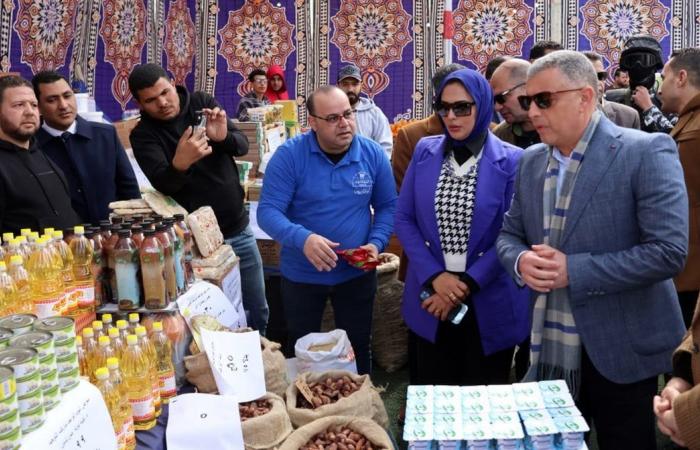 محافظ الإسماعيلية يفتتح النسخة الخامسة من سوق اليوم الواحد بأبوعطوة (صور)الأربعاء 12/فبراير/2025 - 02:23 م
في إطار الجهود التي تقوم بها محافظة الإسماعيلية في تعميم فكرة سوق اليوم الواحد والذى يعد من أهم جهود الحكومة للعمل على