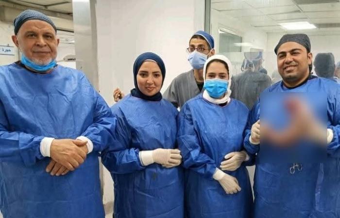 فريق طبي بالزهراء الجامعي ينجح في إجراء عملية تكميم دقيقة لمريض يزن 275 كيلوالخميس 13/فبراير/2025 - 03:35 م
تمكن فريق طبي بمستشفى الزهراء الجامعي التابع لكلية طب جامعة الأزهر للبنات بالقاهرة من إجراء عملية تكميم ناجحة لمريض بوزن 275 كجم، الأمر الذي يعده المتخصصون تحديًا من الناحية الجراحية والتخديرية؛ بسبب زيادة الوزن وهو ما يُعزز مهارة أطباء المستشفى في مجال جراحات السمنة بفضل ما تقدمه إدارة الجامعة من رعاية