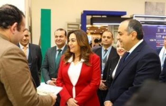 وزيرة التنمية المحلية تتفقد أجنحة الشركات في المعرض التكنولوجي بالدورة التدريبية