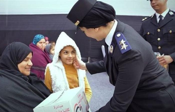 الداخلية توجه مأموريات أمنية لتوزيع كراتين رمضان في المحافظات (صور)الخميس 27/فبراير/2025 - 08:47 م
وجهت وزارة الداخلية مأموريات إلى المناطق الأولى بالرعاية بنطاق كل مديرية لتوزيع مساعدات عينية على قاطنيها “كراتين رمضان” بمناسبة حلول شهر رمضان المبارك. ويأتى ذلك في إطار الدور الذى تضطلع به وزارة الداخلية في المشاركة المجتمعية لتخفيف العبء عن كاهل المواطنين وفى إطار مبادرة "كلنا واحد" التى